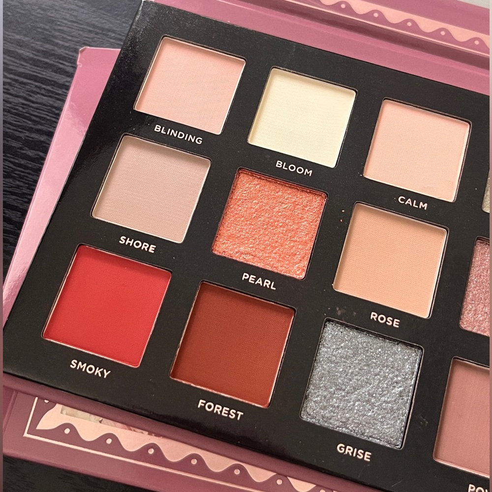 Ace Beautē Smokey Roses Eyeshadow Palette (15 shades)